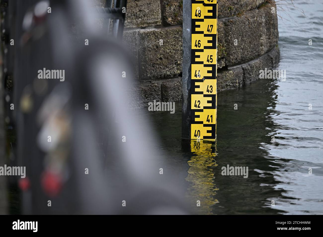 Konstanz Am Bodensee, Deutschland. Dezember 2023. Der Wasserstand im Konstanzer Hafen hat gerade die vier Meter Marke überschritten. Quelle: Felix Kästle/dpa/Alamy Live News Stockfoto