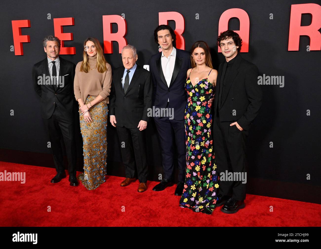 Die Besetzungsmitglieder Patrick Dempsey, Shailene Woodley, Regisseur Michael Mann, Adam Driver, Penelope Cruz und Gabriel Leone (L-R) kommen am 12. Dezember 2023 zu einer Fotokopie zusammen, als sie das biografische Filmdrama Ferrari in der Directors Guild of America in Los Angeles besuchen. Handlung: Der Ex-Rennfahrer, der im Sommer 1957 zum Unternehmer wurde, treibt sich und seine Fahrer in die Mille Miglia, einem tückischen 1.000-km-Rennen durch Italien, an den Start, um das Auto-Imperium von Enzo Ferrari in der Krise zu bringen. Foto: Jim Ruymen/UPI Stockfoto