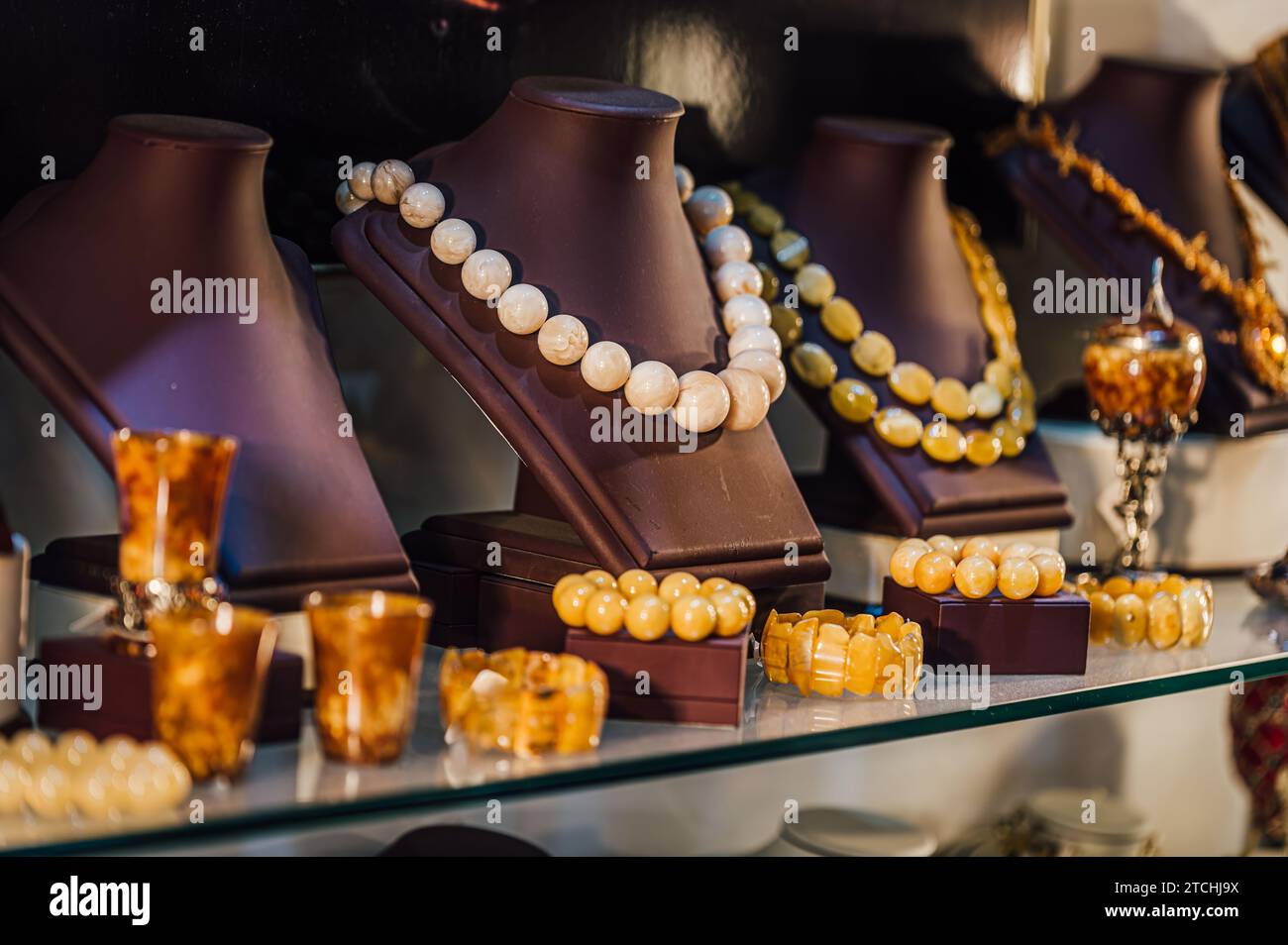 Perlenkette in einem Schaufenster. Das Konzept von Rabatten und Einkaufen für die Feiertage Stockfoto