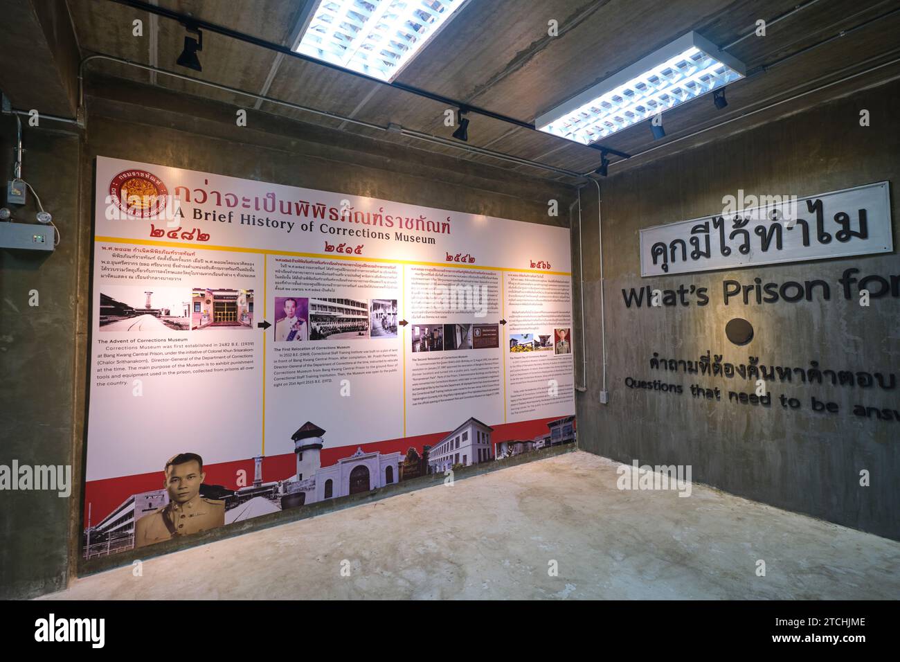 Eine detaillierte Einführungstafel am Eingang der Lobby zum Museum. Im Korrektionsmuseum in Bangkok, Thailand. Stockfoto
