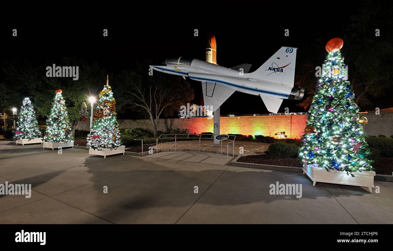 Der „Rocket Tree Trail“ und ein NASA-T-38-Flugzeugstand stehen am Dienstag, den 12. Dezember 2023, im Kennedy Space Center im Kennedy Space Center, Florida. Der Rocket Tree Trail, gesponsert von L3 Harris Technologies, wurde zur Feier der „Feiertage im Weltraum“ in der Anlage aufgestellt. Foto: Joe Marino/UPI Credit: UPI/Alamy Live News Stockfoto