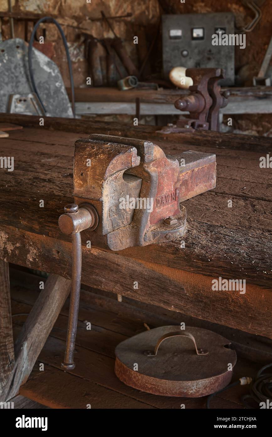 Ein alter Laster auf einer Werkbank in einem Nebengebäude. Wheatbelt, Western Australia. Stockfoto