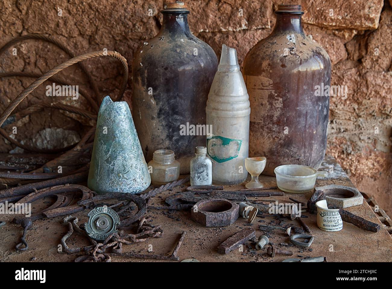 Eine Sammlung alter Flaschen und anderer Gegenstände, die in einem Bauernhaus im Wheatbelt, Western Australia, gefunden wurden Stockfoto