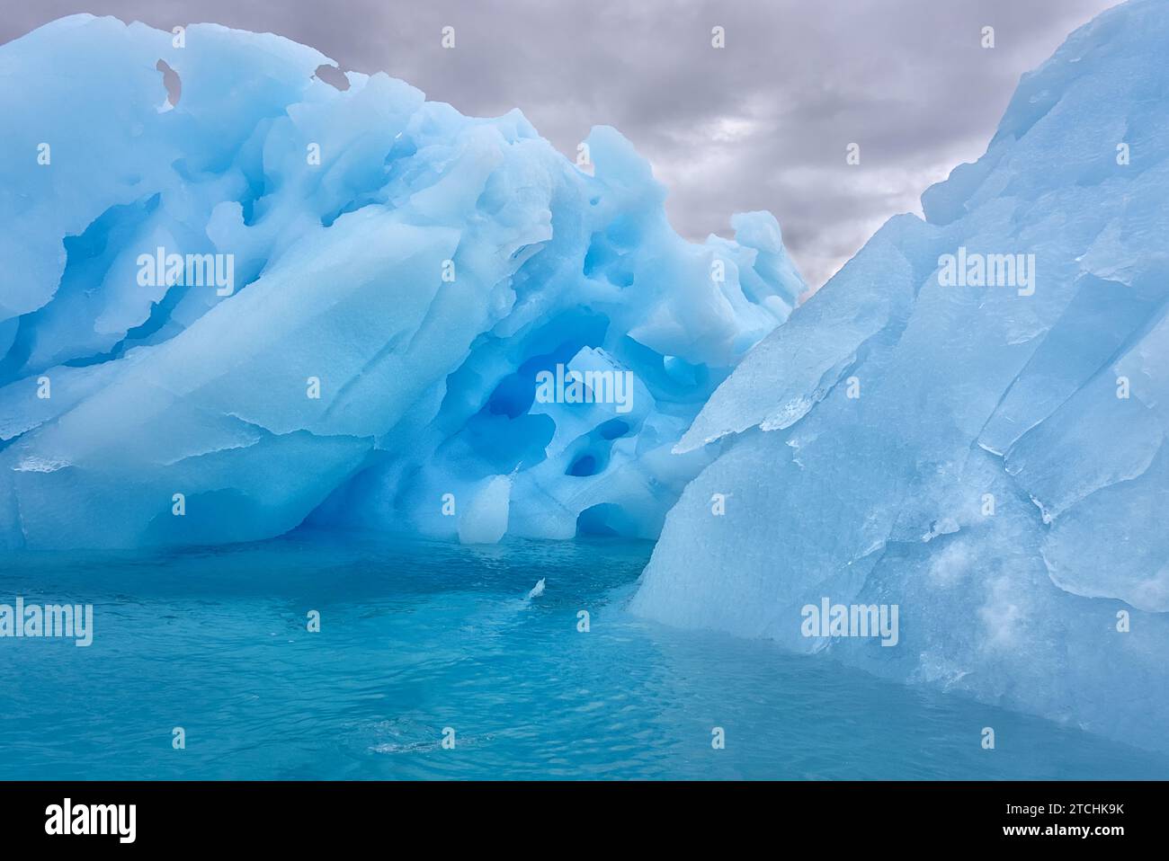 Nahaufnahme eines Eisbergs im südlichen Ozean, Antarktis. Stockfoto