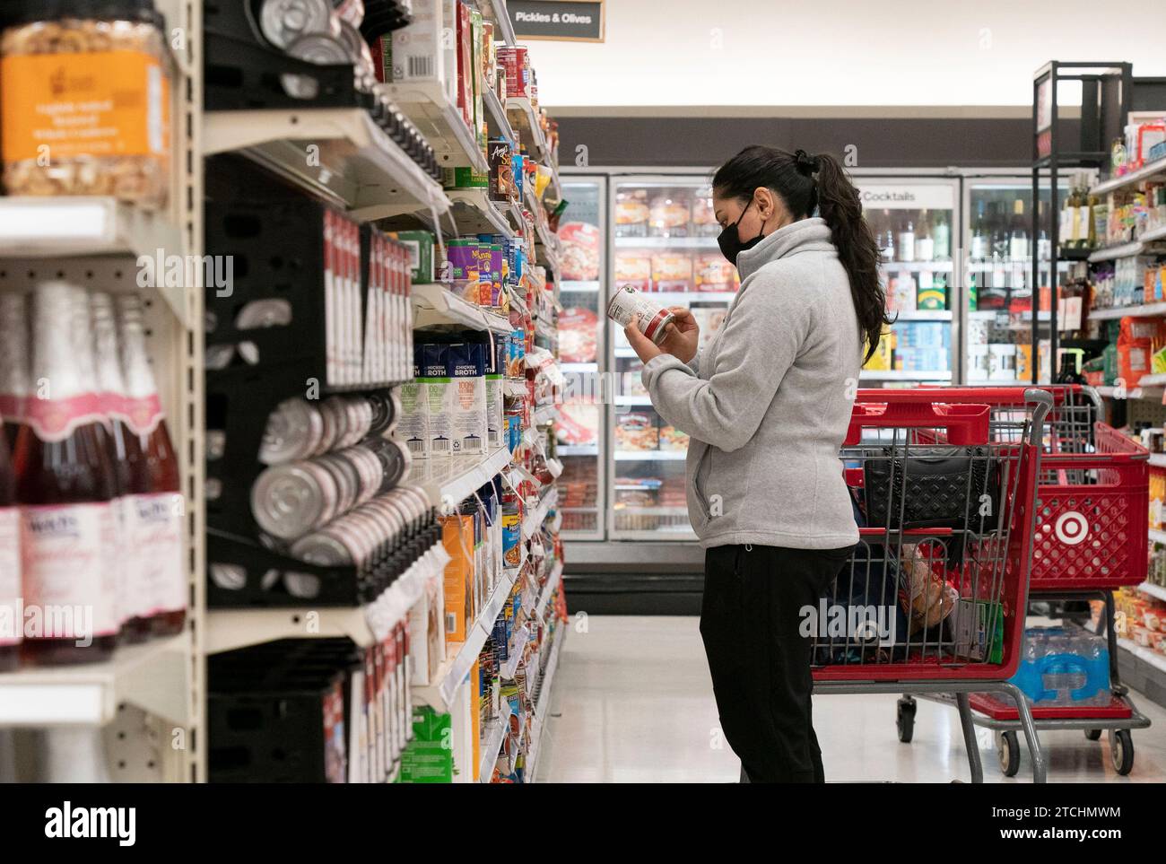 San Mateo, USA. Dezember 2023. Ein Kunde besucht am 12. Dezember 2023 einen Supermarkt in San Mateo, Kalifornien, USA. Der Verbraucherpreisindex, ein genau beobachteter Inflationsindikator, stieg im November im Monatsvergleich um 0,1 Prozent und stieg im Vergleich zum Vorjahr um 3,1 Prozent, berichtete das U.S. Bureau of Labor Statistics am Dienstag. Quelle: Li Jianguo/Xinhua/Alamy Live News Stockfoto