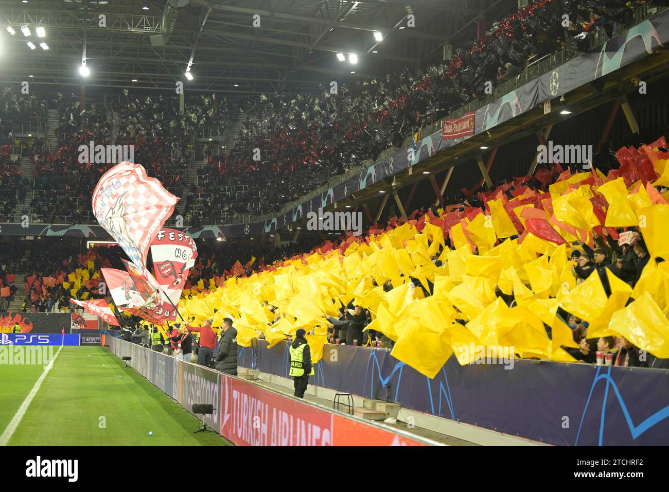 Salzburg, Österreich 12. Dezember 2023: Champions League 2023/2024: RB Salzburg vs. Benfica Lissabon im Bild: Salzburger Fans Stockfoto