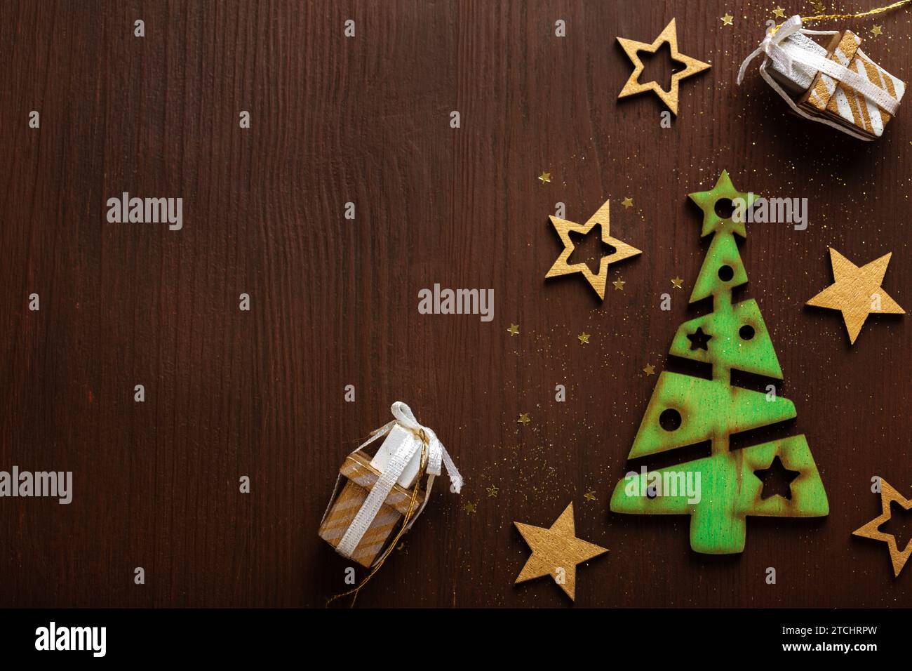 Сhristmas Hintergrund mit leerem Platz für Text . Handgemachte Weihnachtsspielzeuge auf hölzernem Hintergrund. Flache Lagen. Stockfoto