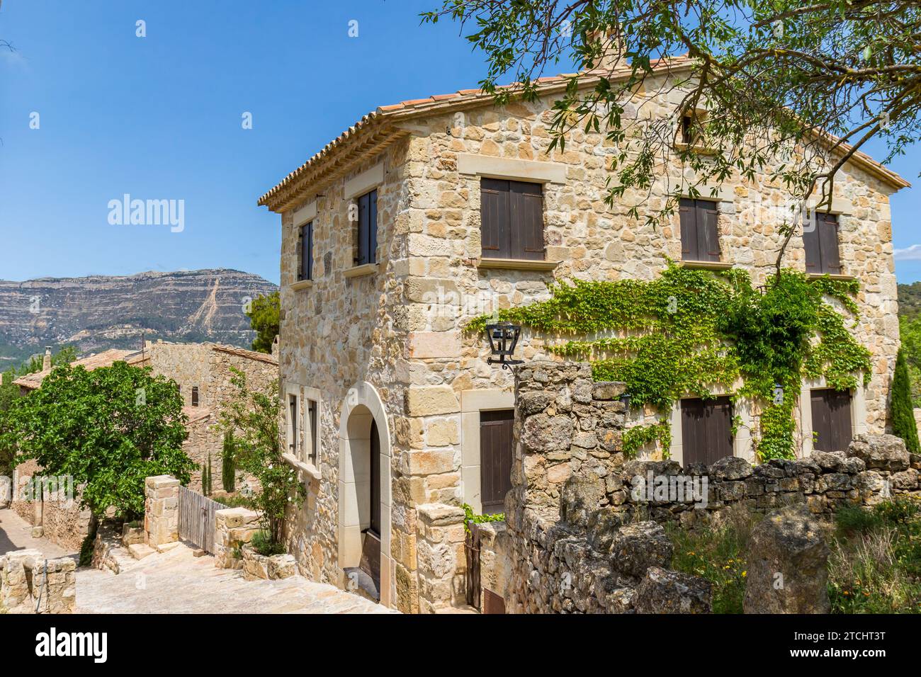 Typisches spanisches Haus im historischen Bergdorf Siurana, Spanien Stockfoto