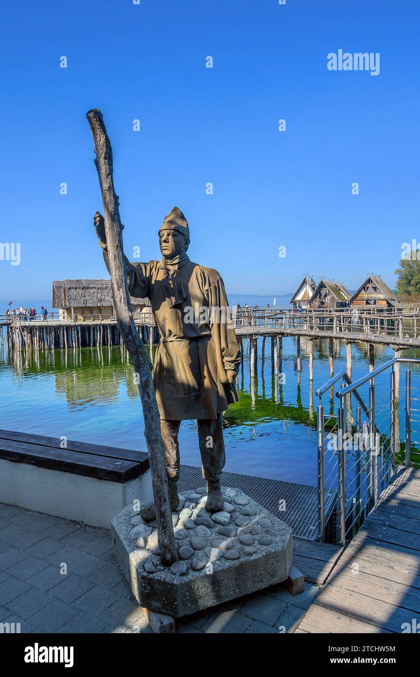 Figur eines Pfahlbewohners am Ufer des Bodensees, eine Touristenattraktion in der Region und das älteste archäologische Freilichtmuseum in Stockfoto