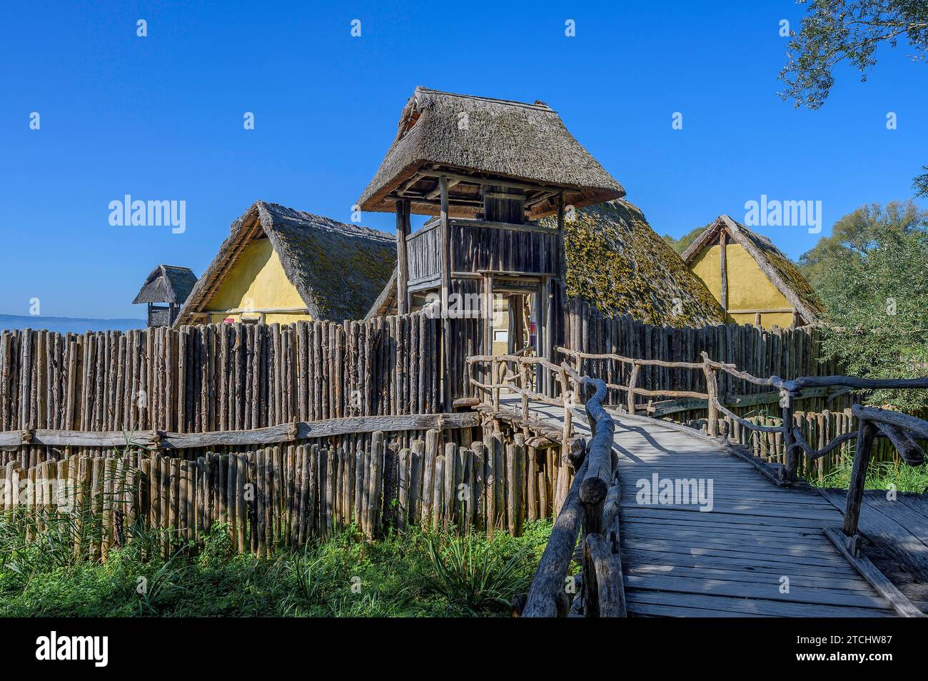 Holzsteg, Palisaden und Eingangstor, Pfahlbauten am Ufer des Bodensees, eine Touristenattraktion in der Region und die älteste Stockfoto