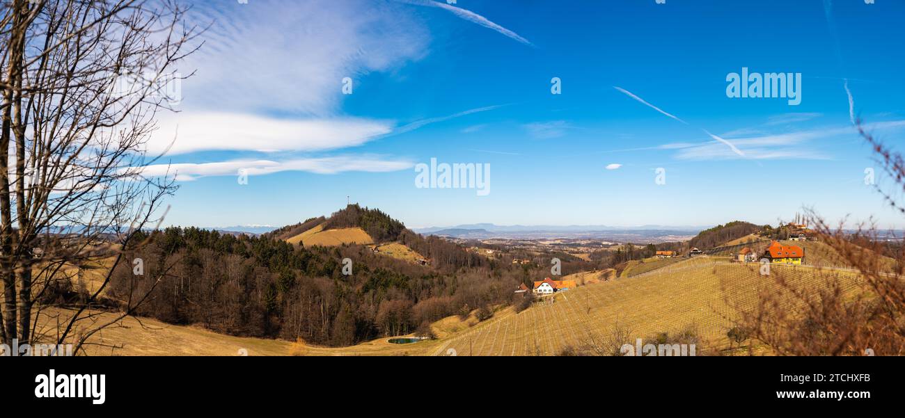 Grenze zu Österreich, Slowenien. Weinberge Sulztal Panorama, Leibnitz Gebiet Südsteiermark Weinstraße, Weinland. März vor der Saison Stockfoto