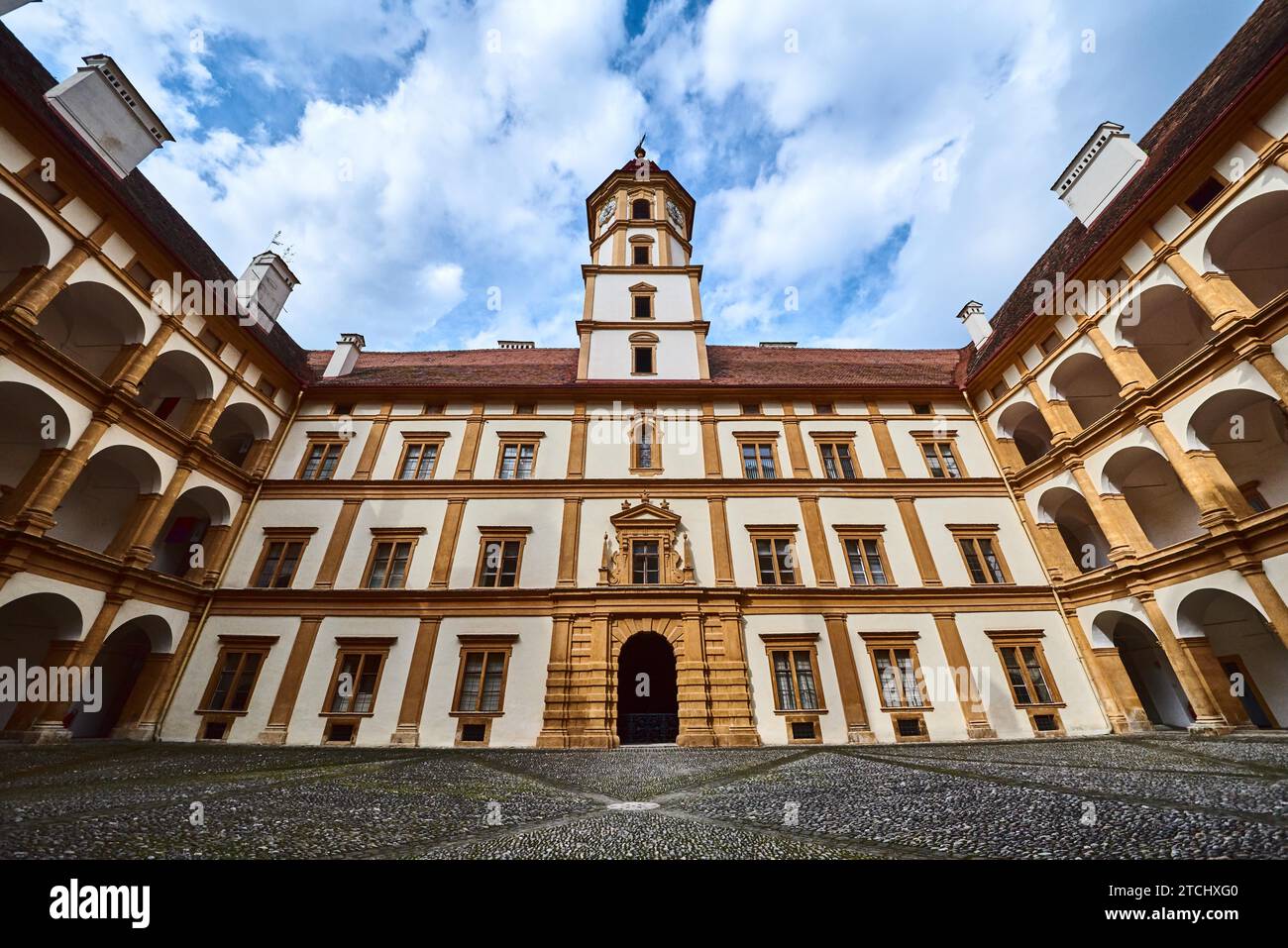 Graz, Österreich 02.10.2019: Blick auf den Innenhof des Eggenberger Schlosses, berühmtes Reiseziel in der Steiermark Stockfoto