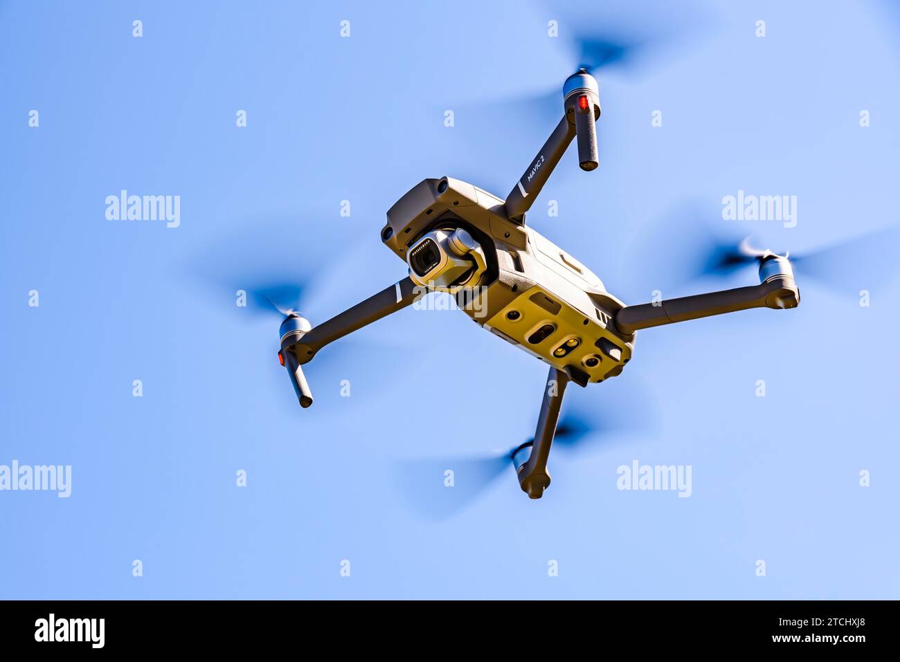 Graz, Österreich 15.03.2020, DJI Drone Mavic 2 Pro mit Hasselblad-Kamera, die gegen den blauen Himmel fliegt. Kopierbereich Stockfoto