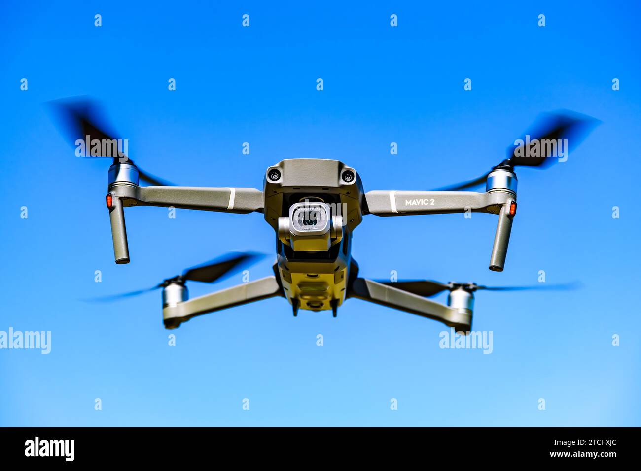 Graz, Österreich 15.03.2020, DJI Drone Mavic 2 Pro mit Hasselblad-Kamera, die gegen den blauen Himmel fliegt. Kopierbereich Stockfoto