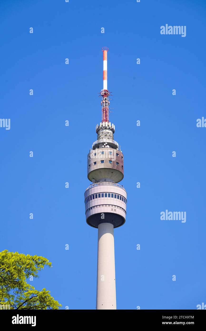 Florianturm in Dortmund mit blauem Himmel im Hintergrund. Aussichtsturm, Fernsehturm der Stadt. Stockfoto