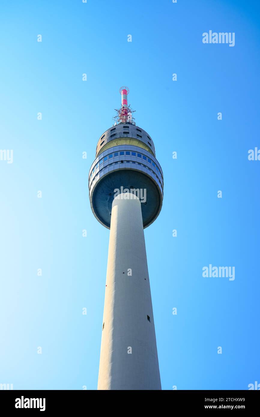 Florianturm in Dortmund mit blauem Himmel im Hintergrund. Aussichtsturm, Fernsehturm der Stadt. Stockfoto