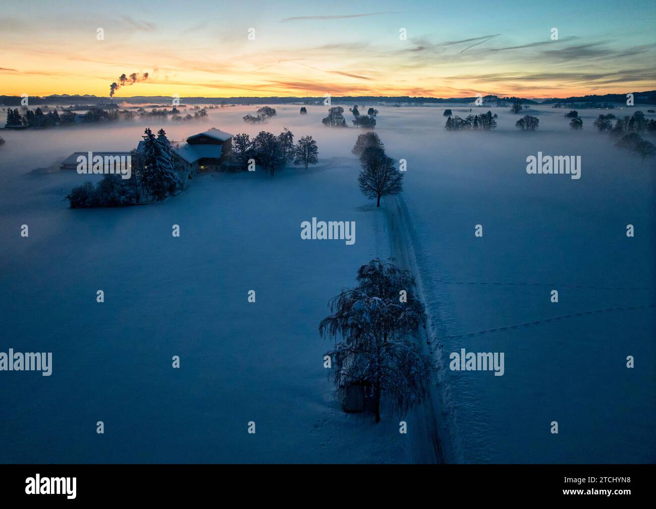 Drohnenfoto der bayerischen Landschaft mit Stadtblick, grüner Energieversorger Brennpunkt Energie GmbH mit Nebel am Abend kurz nach Sonnenuntergang in Marktoberdorf, Deutschland, 3. Dezember 2023. © Peter Schatz / Alamy Stock Photos Stockfoto