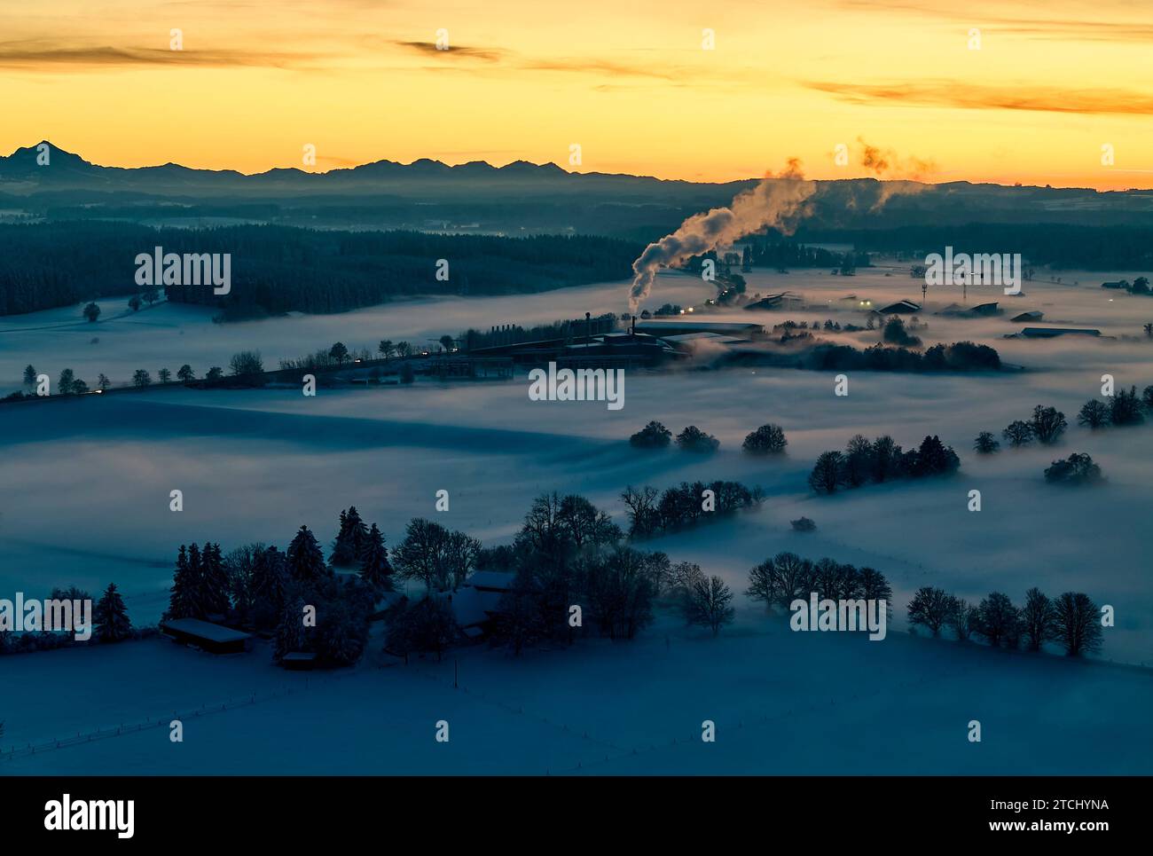 Drohnenfoto der bayerischen Landschaft mit Stadtblick, grüner Energieversorger Brennpunkt Energie GmbH mit Nebel am Abend kurz nach Sonnenuntergang in Marktoberdorf, Deutschland, 3. Dezember 2023. © Peter Schatz / Alamy Stock Photos Stockfoto