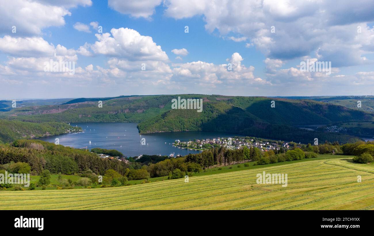 Luftaufnahme des Rursee in der Eifel, Deutschland mit Ackerland im Vordergrund und Bezirk Woffelsbach Stockfoto