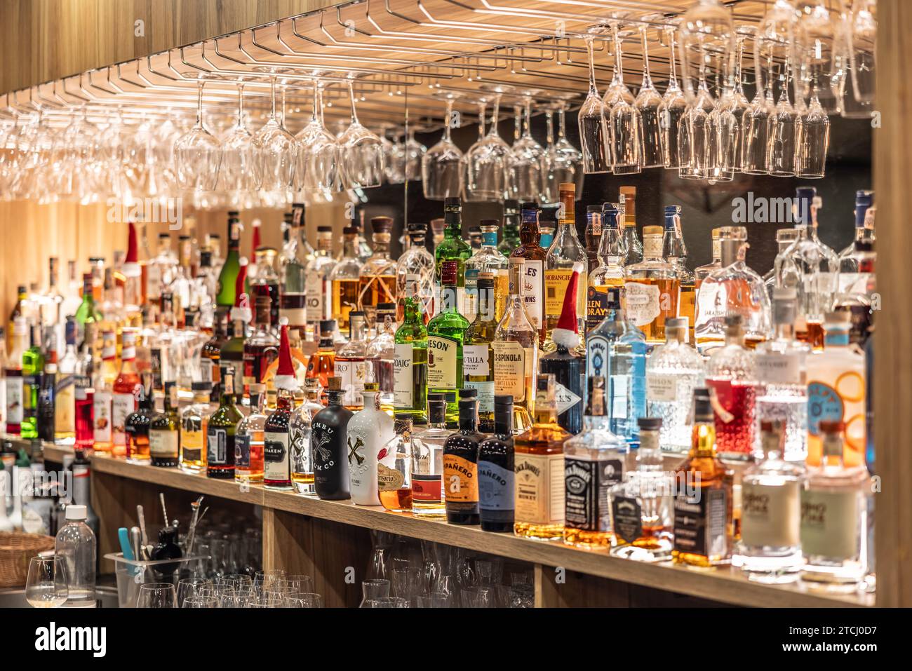 Prag - Dezember. 12. 2023: Flaschen Whiskey Rum und andere Spirituosen in der Restaurantbar. Eine große Auswahl an alkoholischen Etiketten, Marken und Zubehör Stockfoto