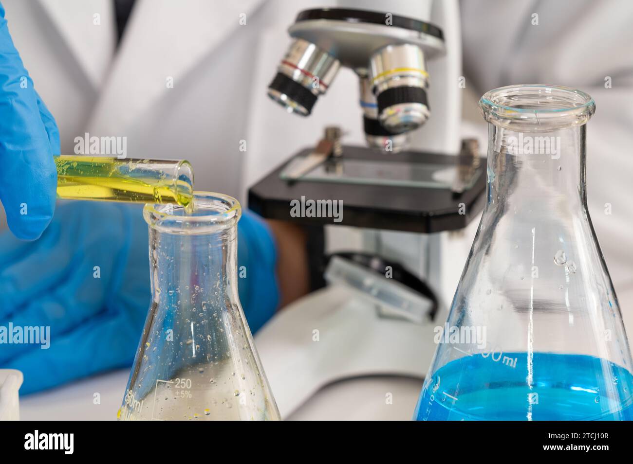 Nahaufnahme eines Wissenschaftlers mit blauen Handschuhen und Laborwerkzeugen Stockfoto