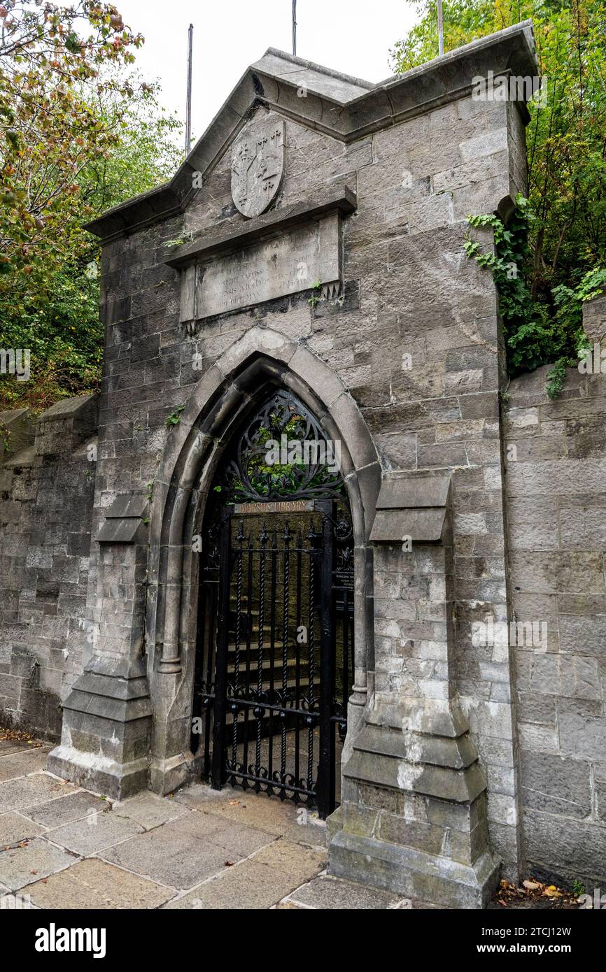 Der Eingang der Marsh's Library, der ersten irischen öffentlichen Bibliothek, in St. Patrick's Close, erbaut im frühen 18. Jahrhundert, im Stadtzentrum von Dublin, Irland. Stockfoto