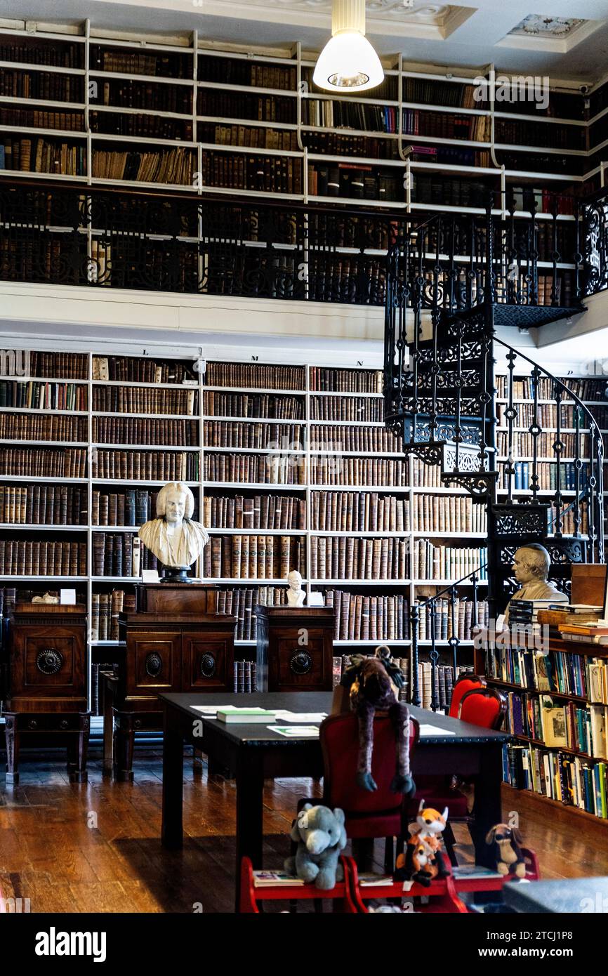 Innenraum der Armagh Robinson Library, mit Büchern, Bücherregalen und einer Treppe, Stadtzentrum von Armagh, Nordirland Stockfoto
