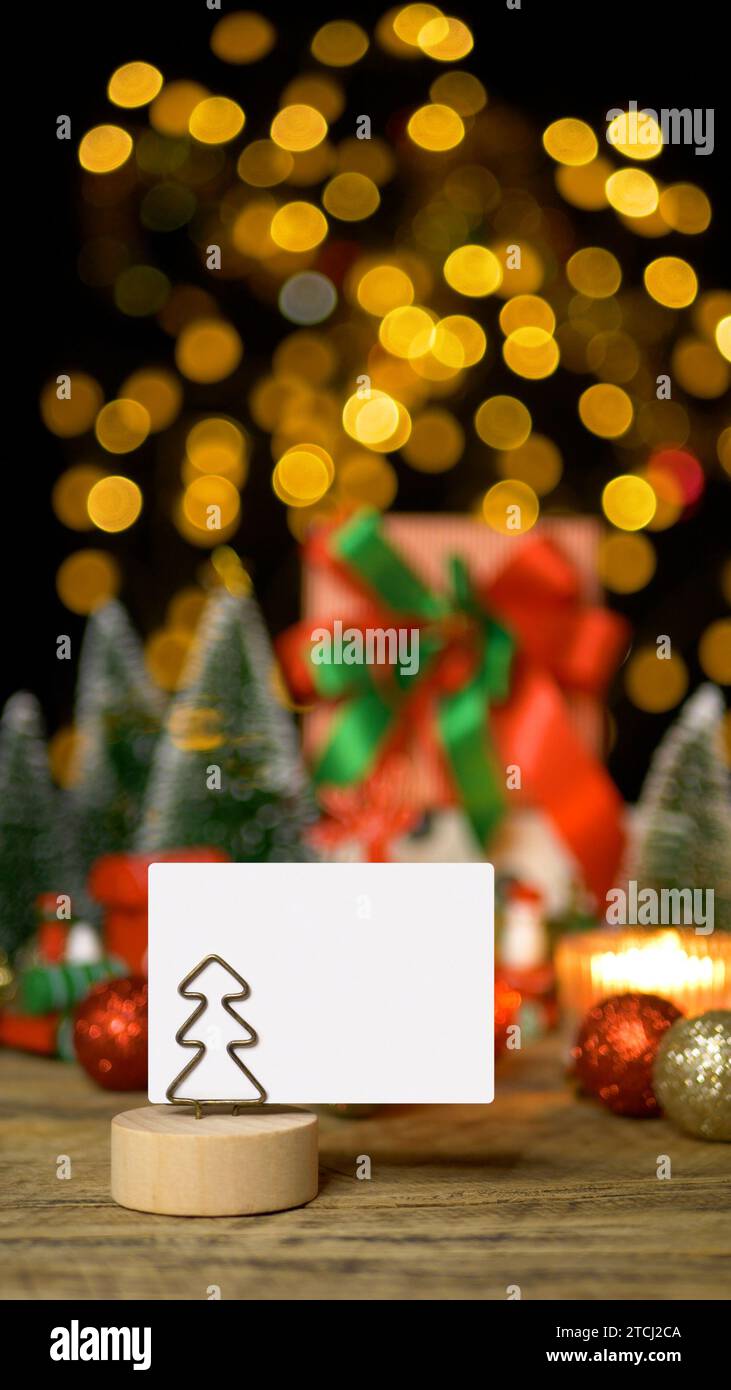 Weihnachtsgeschenkbox Geschenk mit horizontalem leerem weißem Papier für Grußkarte oder Einladungskarte mit Kopierraum für die Weihnachtsfeier Stockfoto