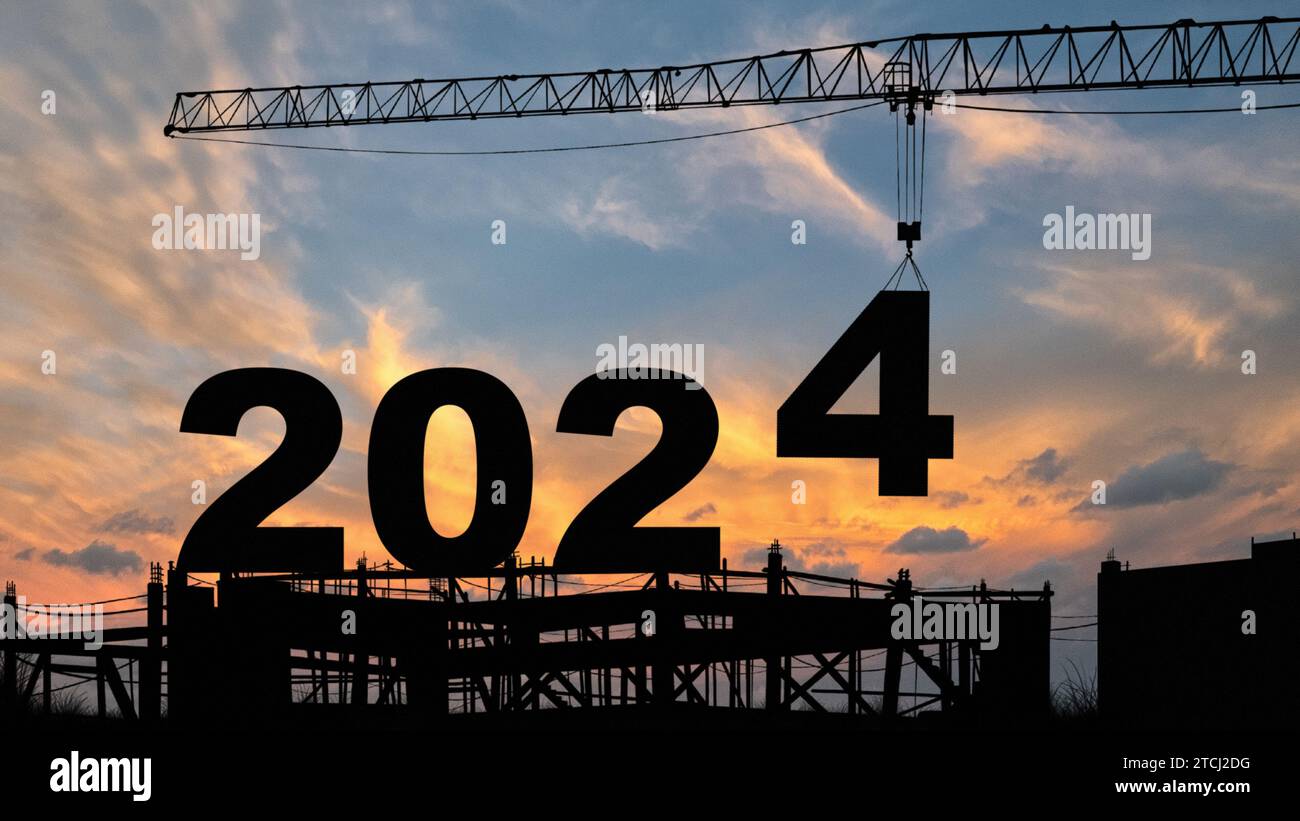 Kranhub Nummer 4 kommen bis 2024, bereiten Sie sich auf den Willkommensstart ins neue Jahr 2024 mit Silhouette Baustelle, Sonnenaufgangshimmel im Hintergrund vor Stockfoto