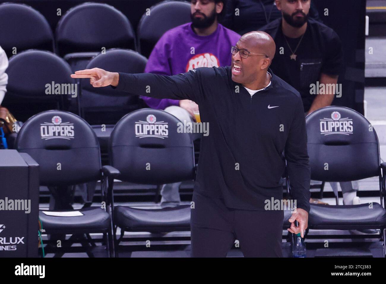 Los Angeles, Usa. Dezember 2023. Mike Brown, Head Coach der Sacramento Kings, spielt bei einem NBA-Basketballspiel gegen die Los Angeles Clippers in der Crypto.com Arena. Endresultate: Clippers 119:98 Kings. Quelle: SOPA Images Limited/Alamy Live News Stockfoto