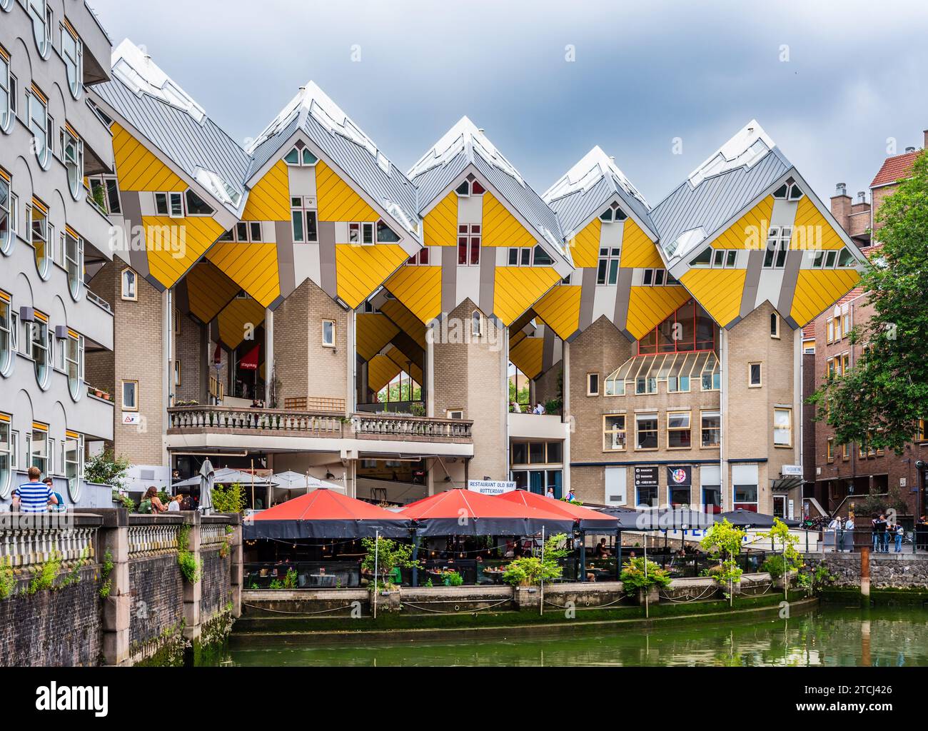 Cube Houses architektonischer Komplex in Rotterdam, Niederlande, entworfen vom niederländischen Architekten Piet Blom und erbaut 1984, mit Blick auf den alten Hafen. Stockfoto