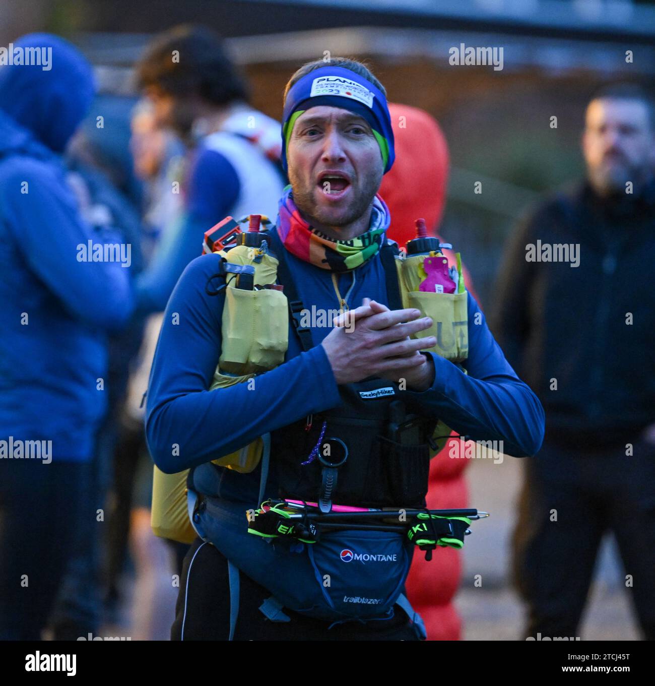 Mickleham, England. 13. Dezember 2023. Die Läufer treffen sich am Start für die Centurian Running Winter Downs 200. Ein Rennen, bei dem Läufer die 200 km entlang der North und South Downs Way in einer maximalen Zeit von 96 Stunden absolvieren müssen. Quelle: Nigel Bramley/Alamy Live News Stockfoto