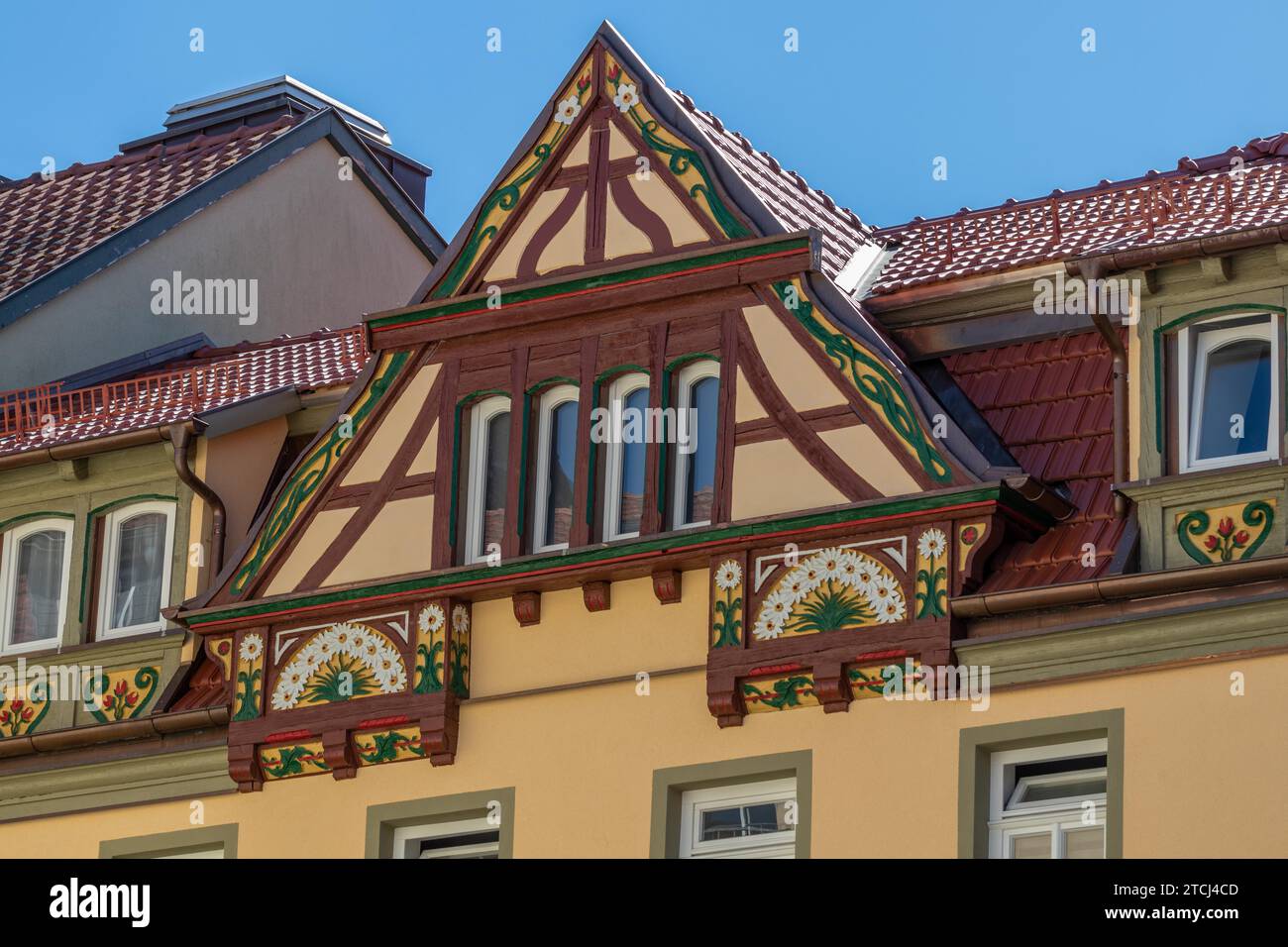 Giebelbau eines Fachwerkhauses mit bunten Dekorationen in Meiningen, Thüringen Stockfoto