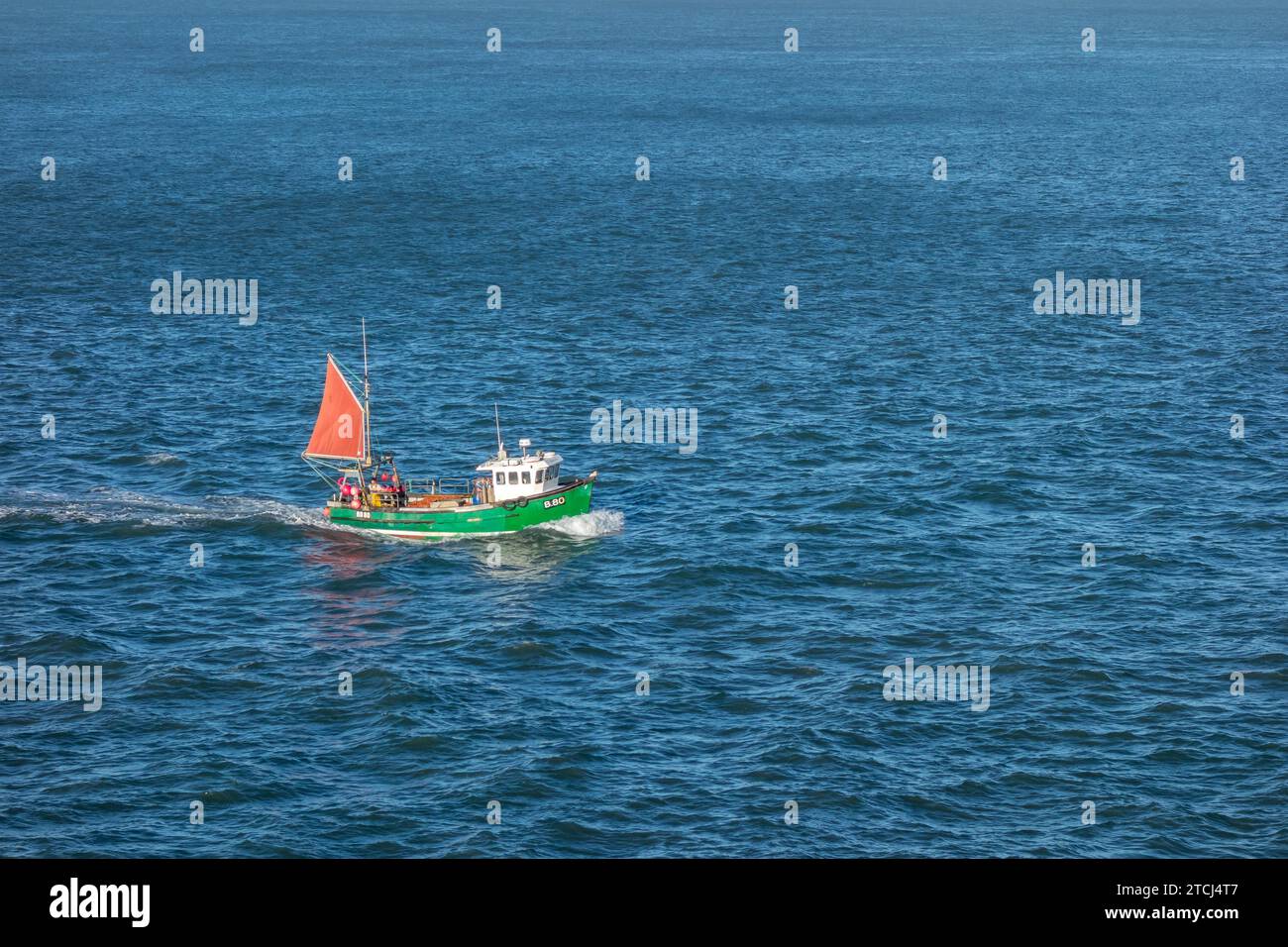 ILFRACOMBE, DEVON UK, 19. OKTOBER: Fischerboot kehrt am 19. Oktober 2013 zum Hafen von Ilfracombe in Devon zurück. Zwei nicht identifizierte Personen Stockfoto