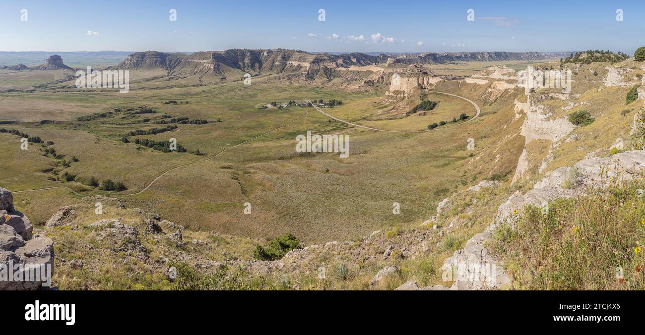 Panorama aus dem Süden überblicken Sie das Scotts Bluff National Monument mit der Zufahrtsstraße, dem Oregon Trail und dem Mitchell Pass Stockfoto