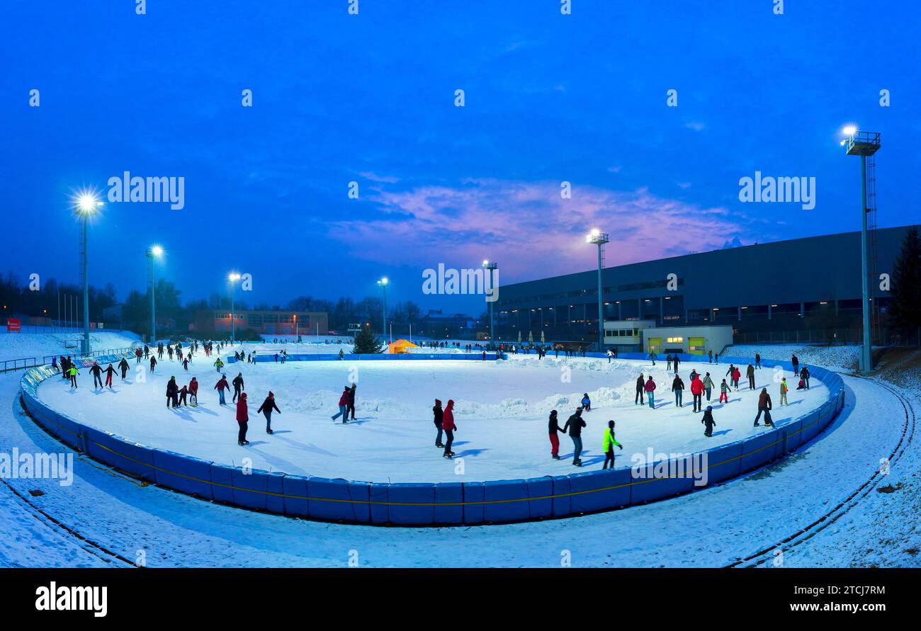 Schlittschuhlaufen in der EnergieVerbund Arena im Sportpark Ostra Stockfoto