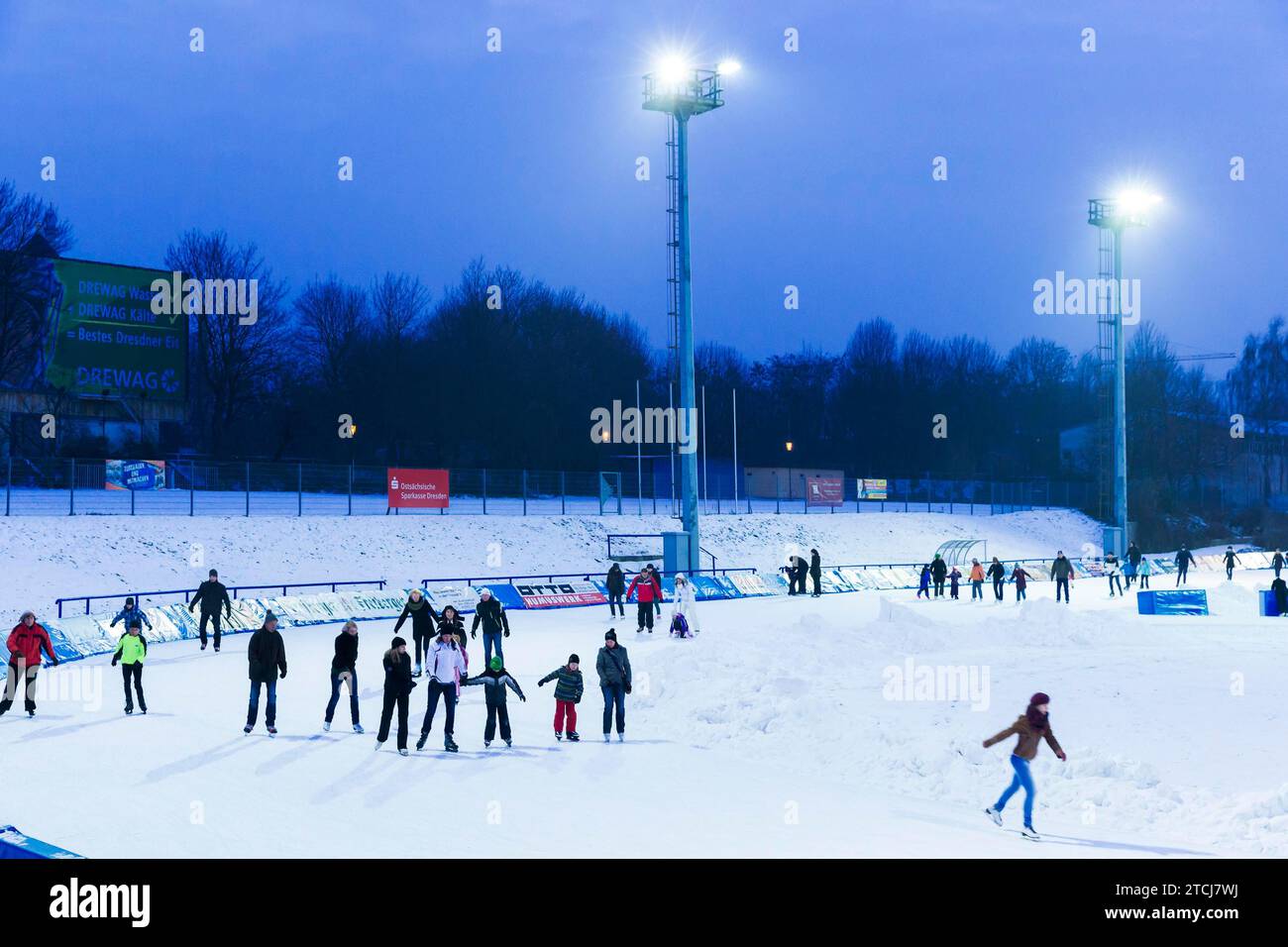 Schlittschuhlaufen in der EnergieVerbund Arena im Sportpark Ostra Stockfoto