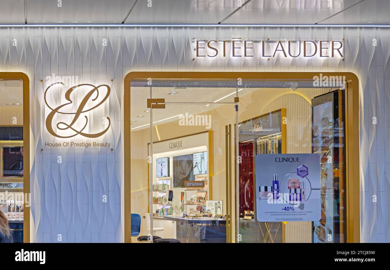 Sofia, Bulgarien - 16. Oktober 2023: Flagship Store Estee Lauder Cosmetics Brand Make-up Hautpflegeprodukte und Düfte House of Prestige Beauty. Stockfoto