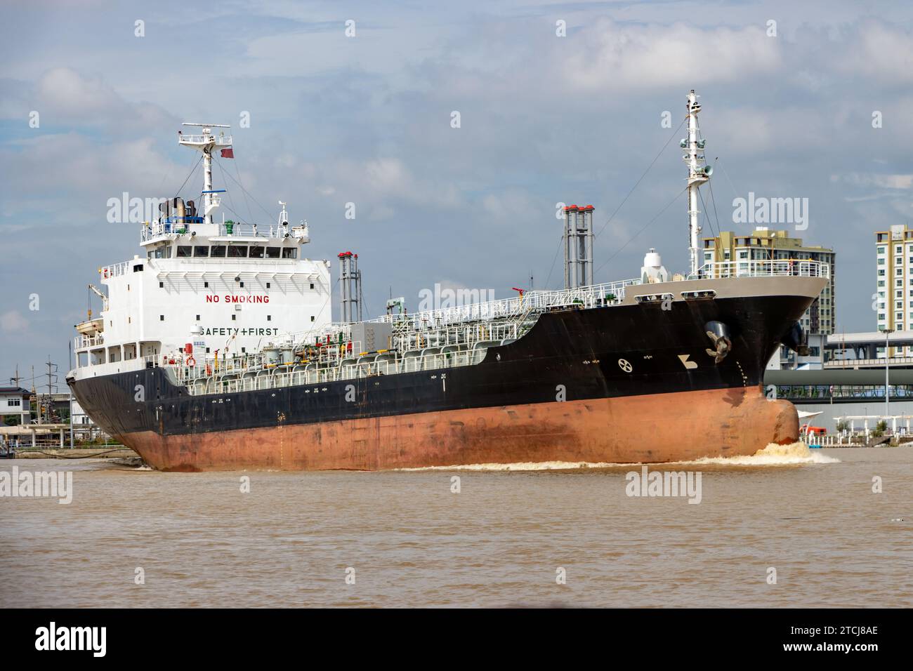 Der Tanker für Ölprodukte in der Mündung des Chao Phraya Flusses in Thailand Stockfoto