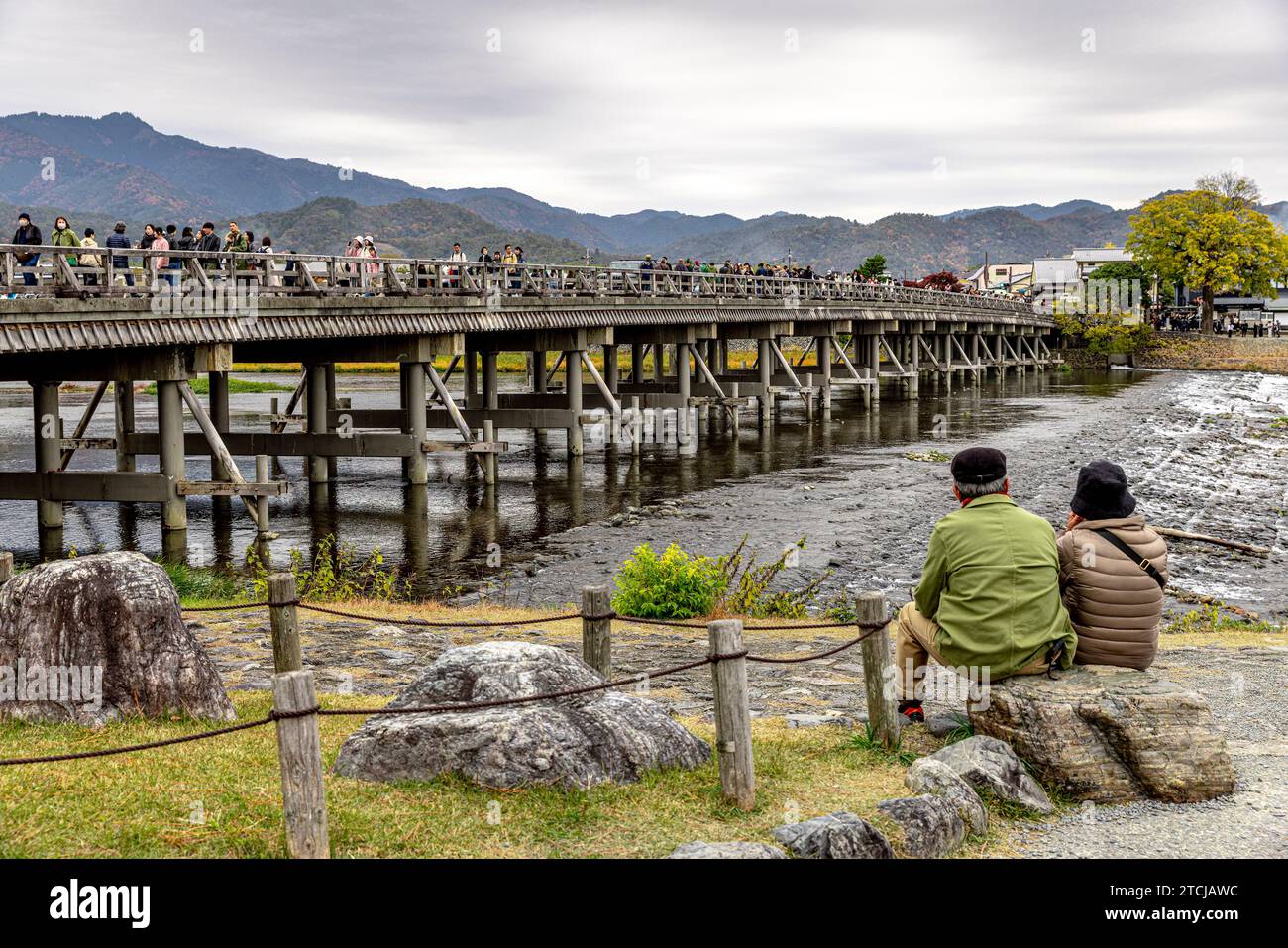 KYOTO/JAPAN - 27. November 2023: Blick auf die geschäftige Togetsukyo-Brücke in Kyoto Stockfoto