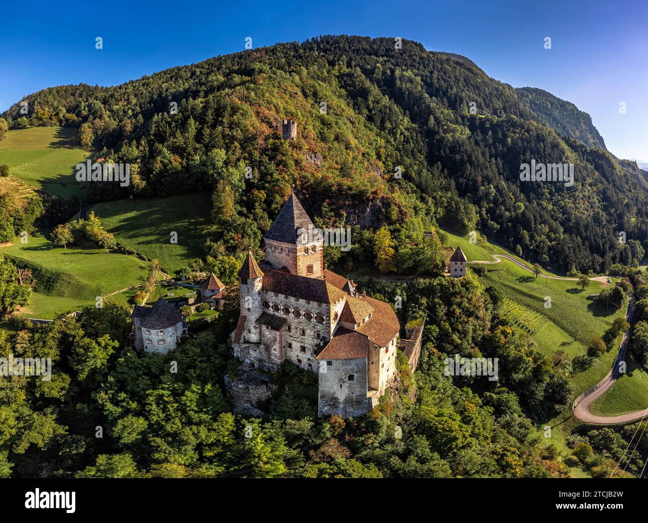 Val Isarco, Italien - Panoramaaussicht von der Luft auf die Trostburg (Castel Trostburg), eine Festung aus dem XII. Jahrhundert in den italienischen Dolomiten an einem sonnigen Sommer da Stockfoto