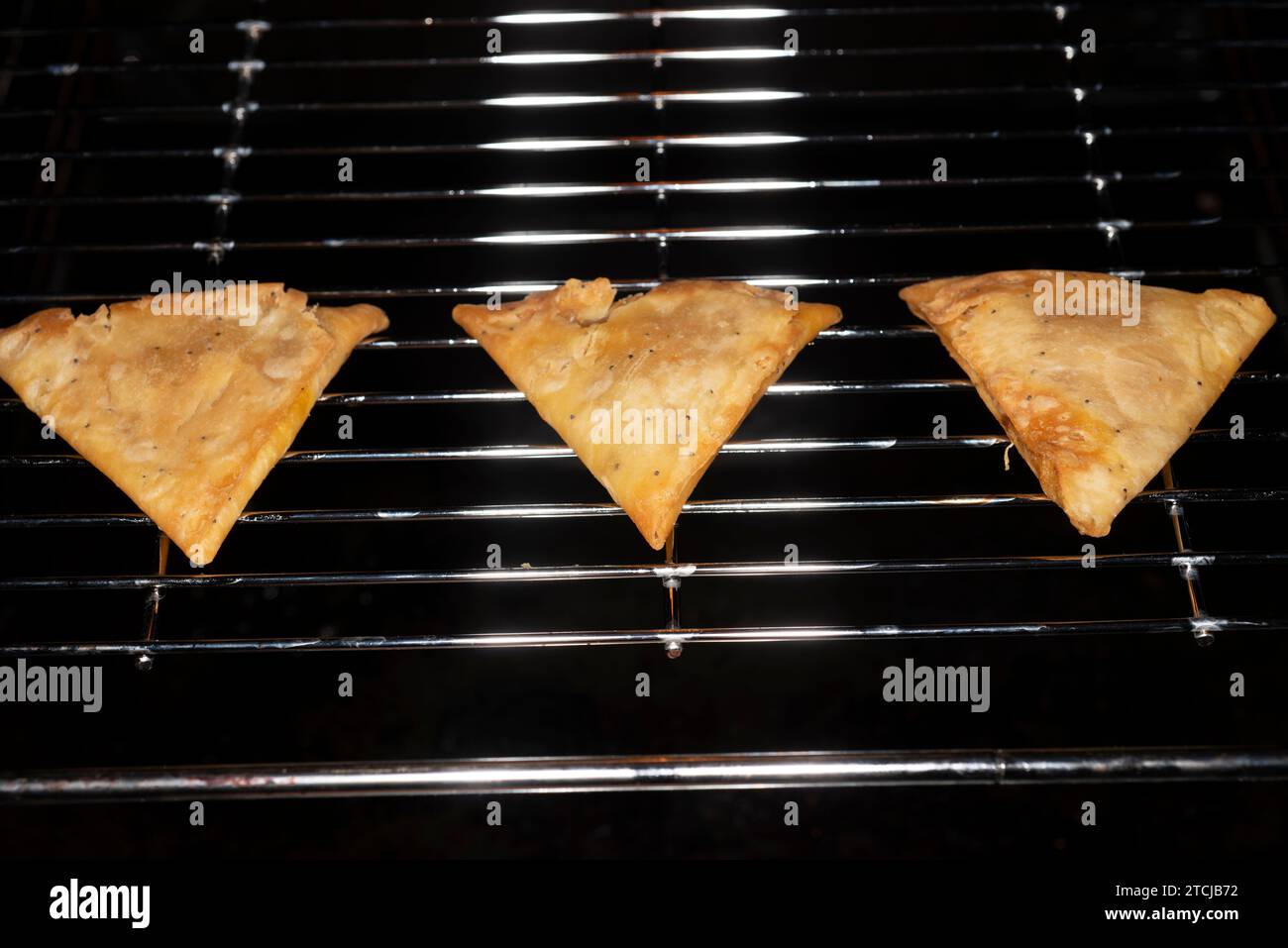 Gemüsesamosas im Ofen Stockfoto
