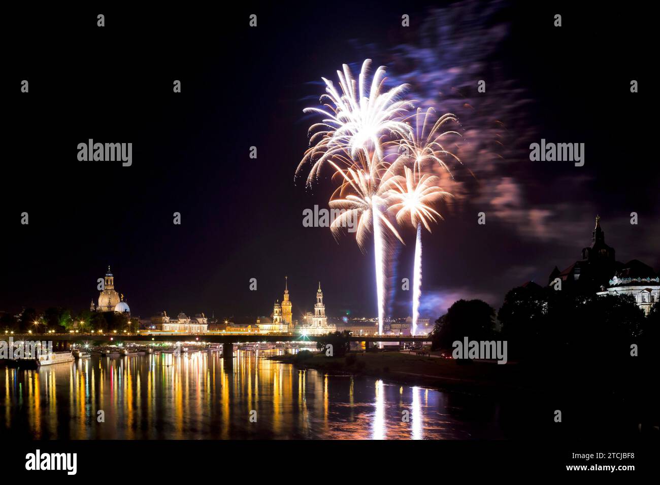 Am Ende des Stadtfestes in Dresden gab es ein großes Feuerwerk über der Altstadt. Atemberaubende Feuerwerksfiguren verzaubern die Stockfoto