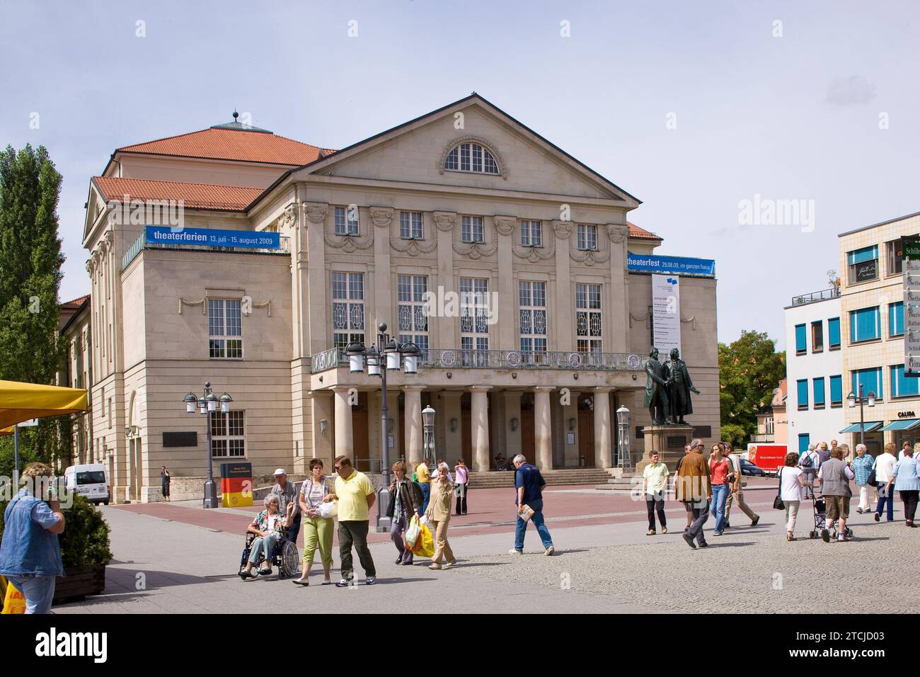 Deutsches Nationaltheater Weimar mit Goethe-Schiller-Statue Stockfoto