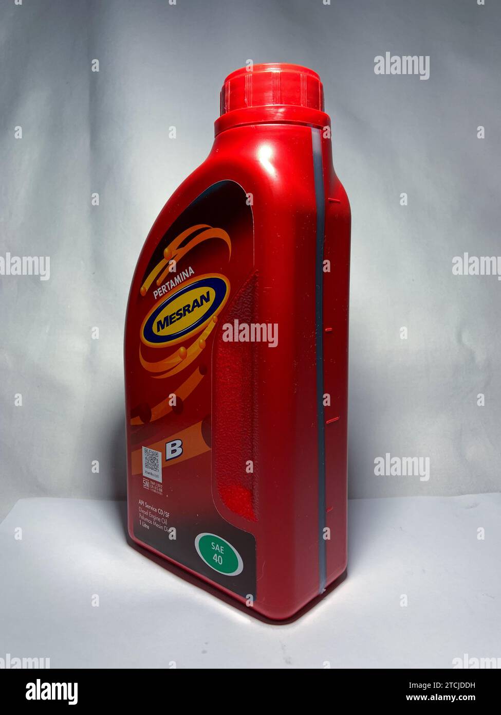 Surakarta, Indonesien - 20. November 2023 : Mesran B Diesel Engine Oil, API Service CD/SF SAE 40 für Dieselmotor 1000 ml. Pertamina Stockfoto