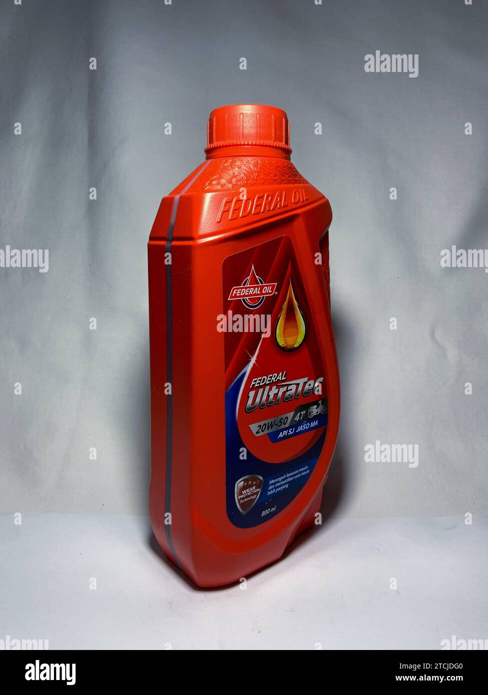 Surakarta, Indonesien - 20. November 2023 : Federal Ultratec Motoröl für 4T, Verschleißschutztechnologie 20W-50 API SJ JASO MA 800ml. Bundesöl. Pla Stockfoto