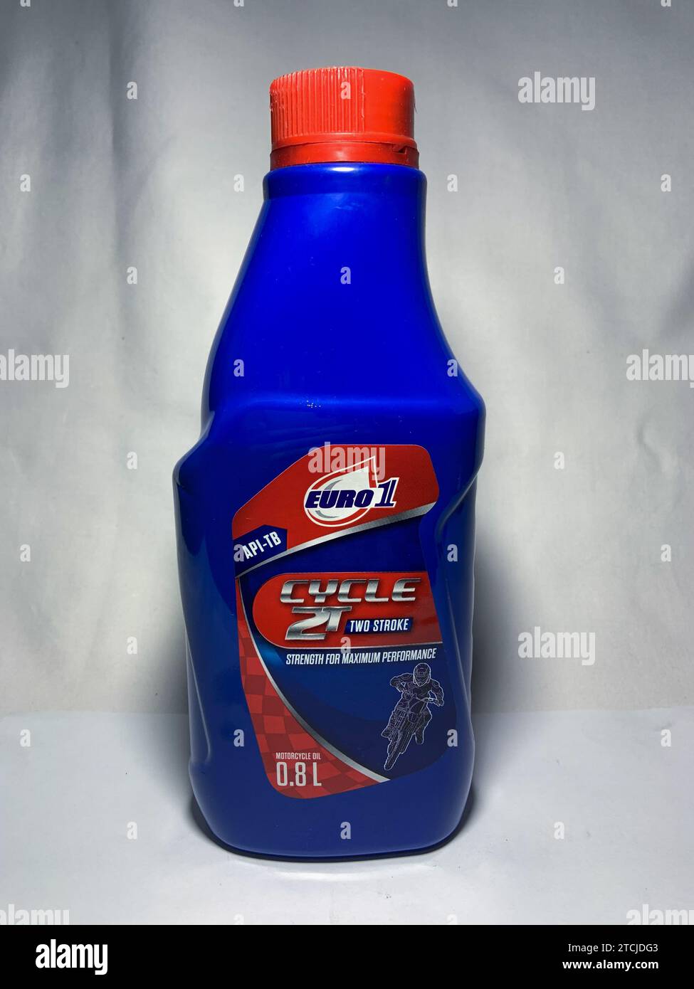 Surakarta, Indonesien - 20. November 2023 : Euro 1 Motoröl für 2T, Festigkeit für maximale Leistung Motorrad 800 ml. Kunststoffflasche für Motoröl. Stockfoto