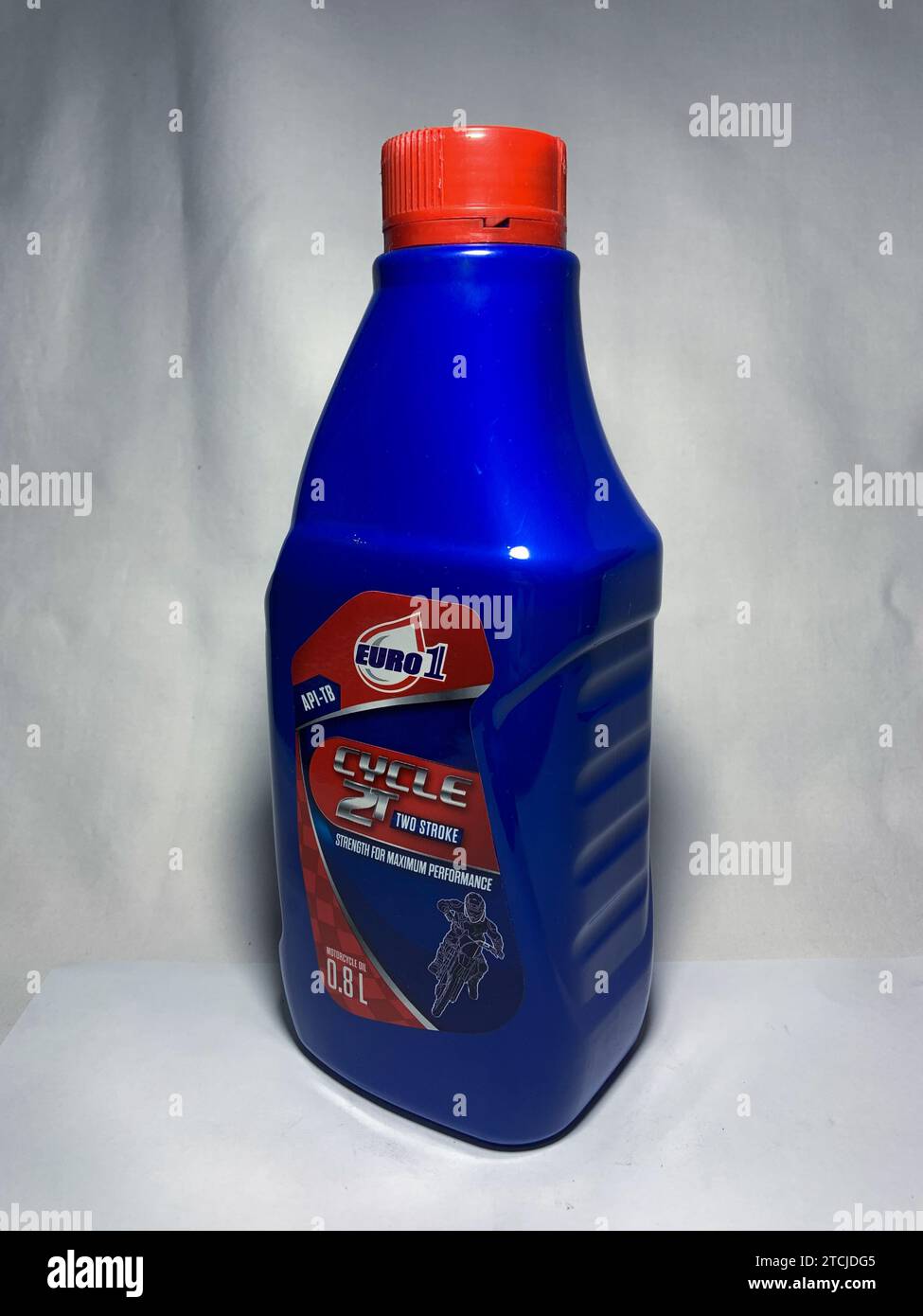 Surakarta, Indonesien - 20. November 2023 : Euro 1 Motoröl für 2T, Festigkeit für maximale Leistung Motorrad 800 ml. Kunststoffflasche für Motoröl. Stockfoto