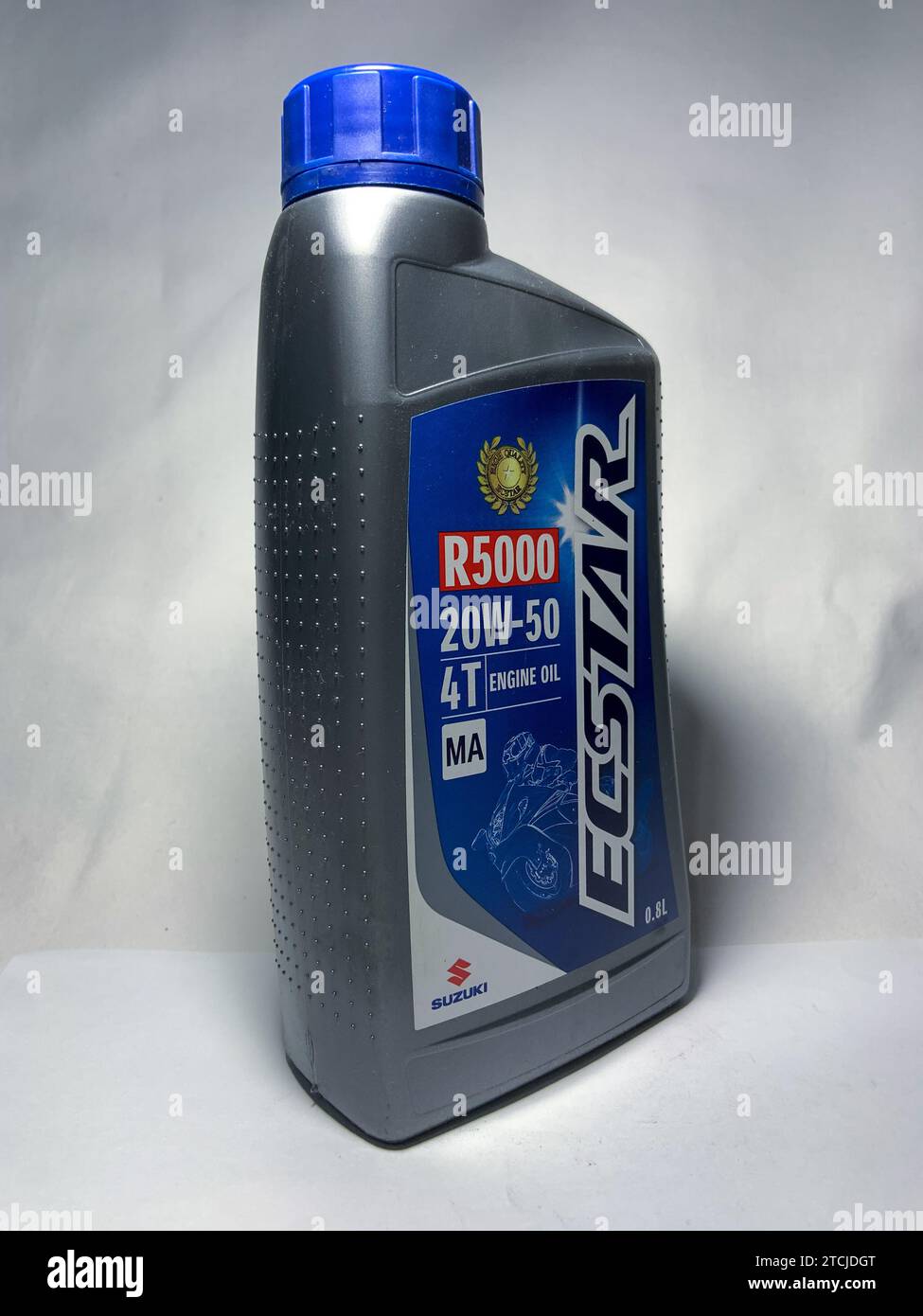 Surakarta, Indonesien - 20. November 2023 : Motoröl Ecstar 4T, Motoröl R5000 20W-50 800ML. Suzuki. Kunststoffflasche für Motoröl. Stockfoto