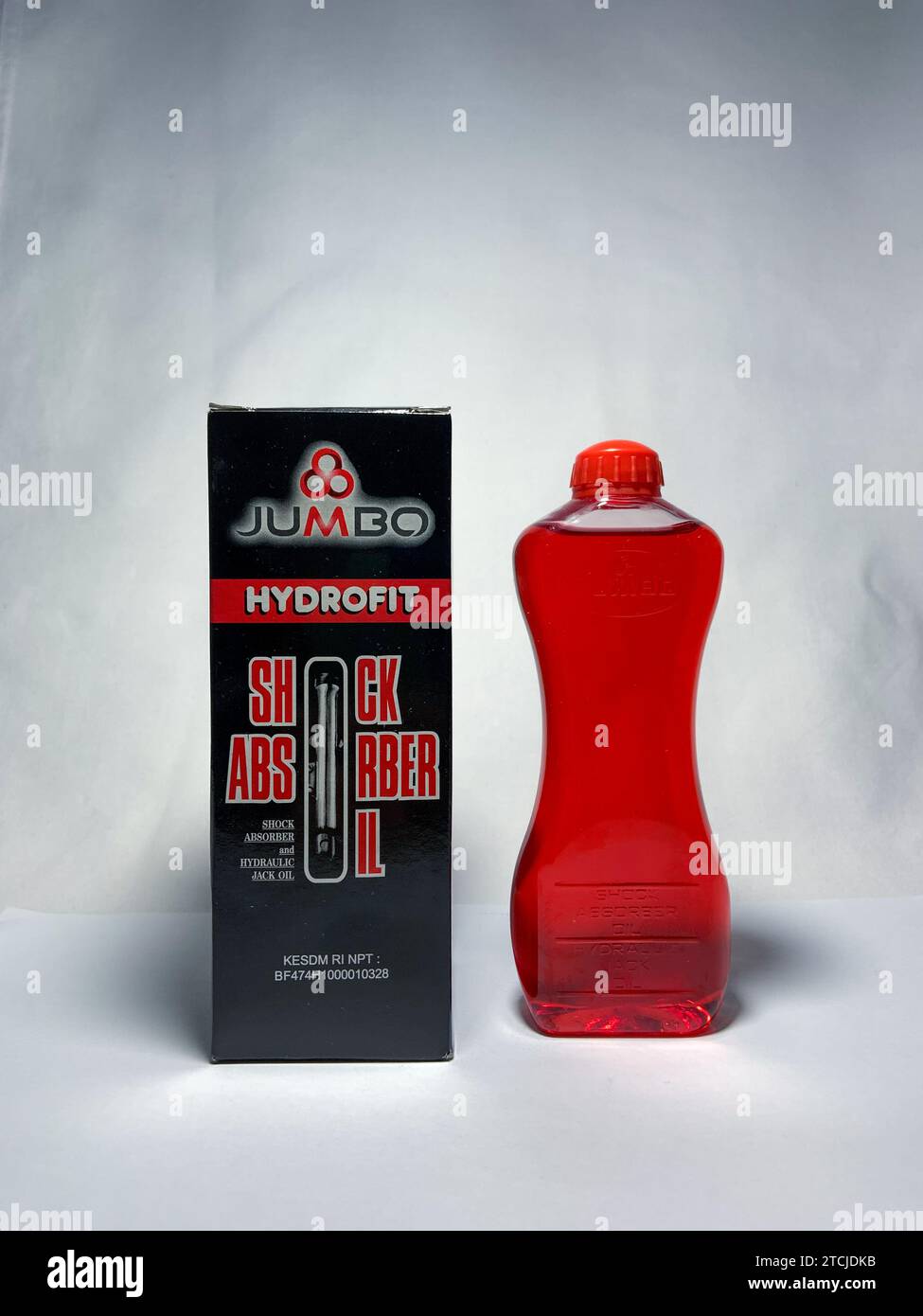 Surakarta, Indonesien - 20. November 2023 : Jumbo-Stoßdämpferöl, hydraulisches Stoßdämpferöl. Hydrofit. Stockfoto
